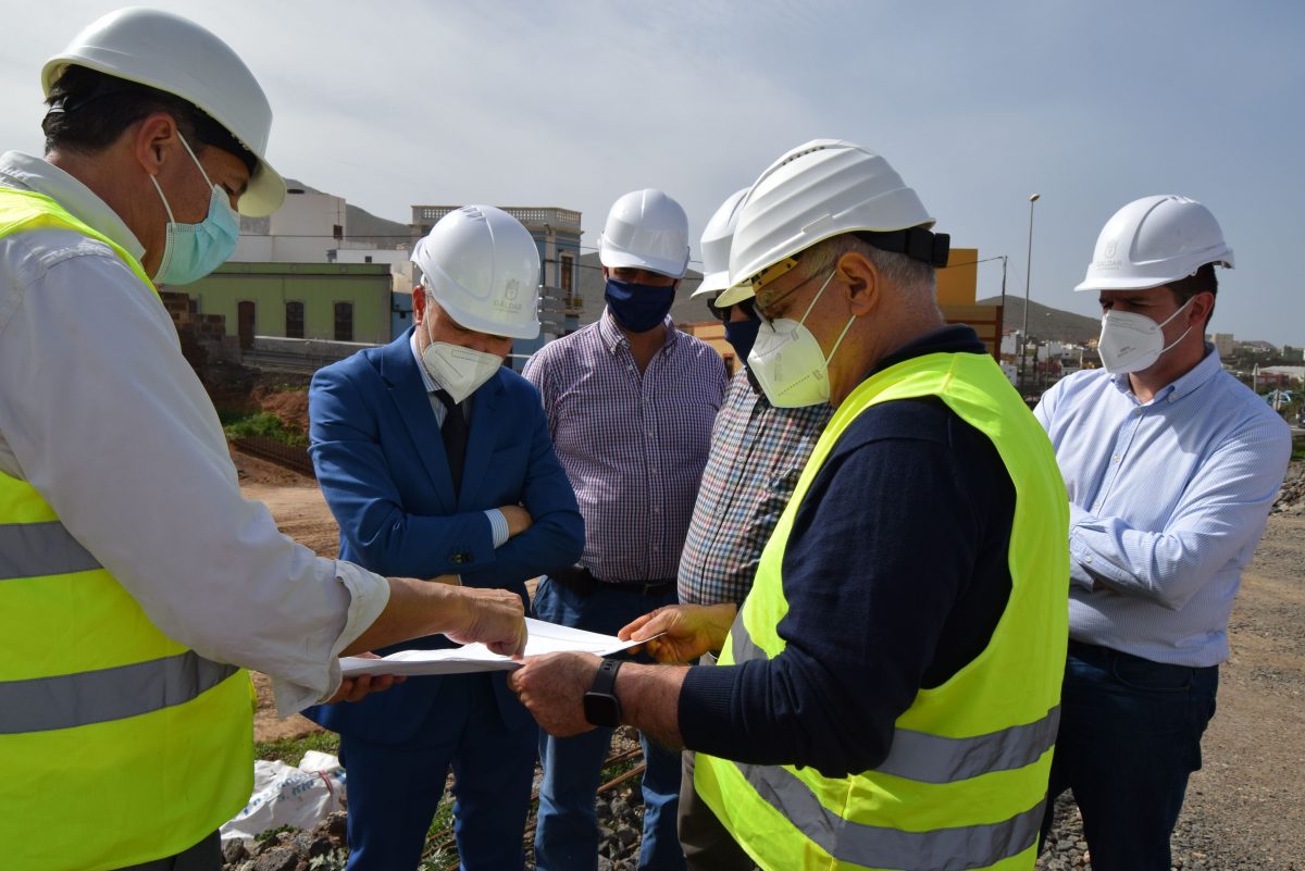 El alcalde de Gáldar visita las obras de la futura estación de servicio y del Mc Donald´s
