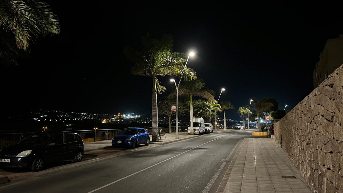 Gáldar continúa con la mejora de la eficiencia energética incorporando 92  luminarias led en el Paseo de los Guanartemes