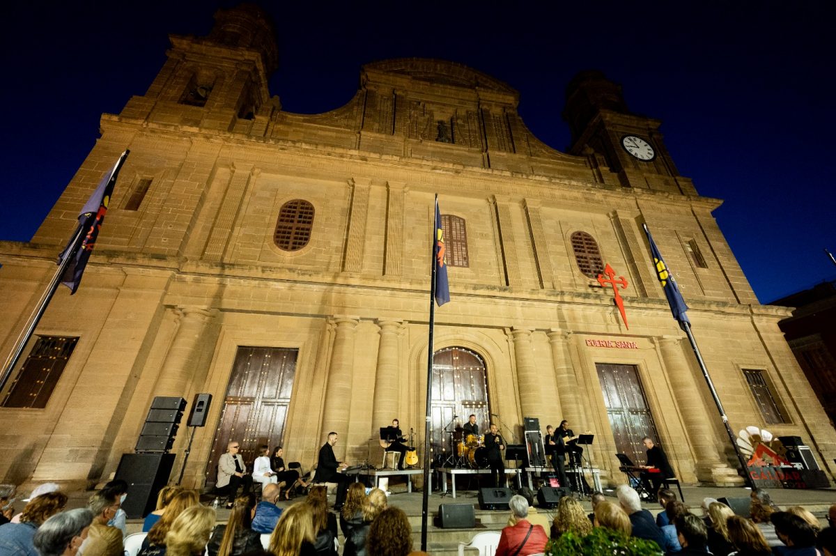 Extraordinario Concierto de Semana Santa en el Frontis de la Iglesia de Santiago