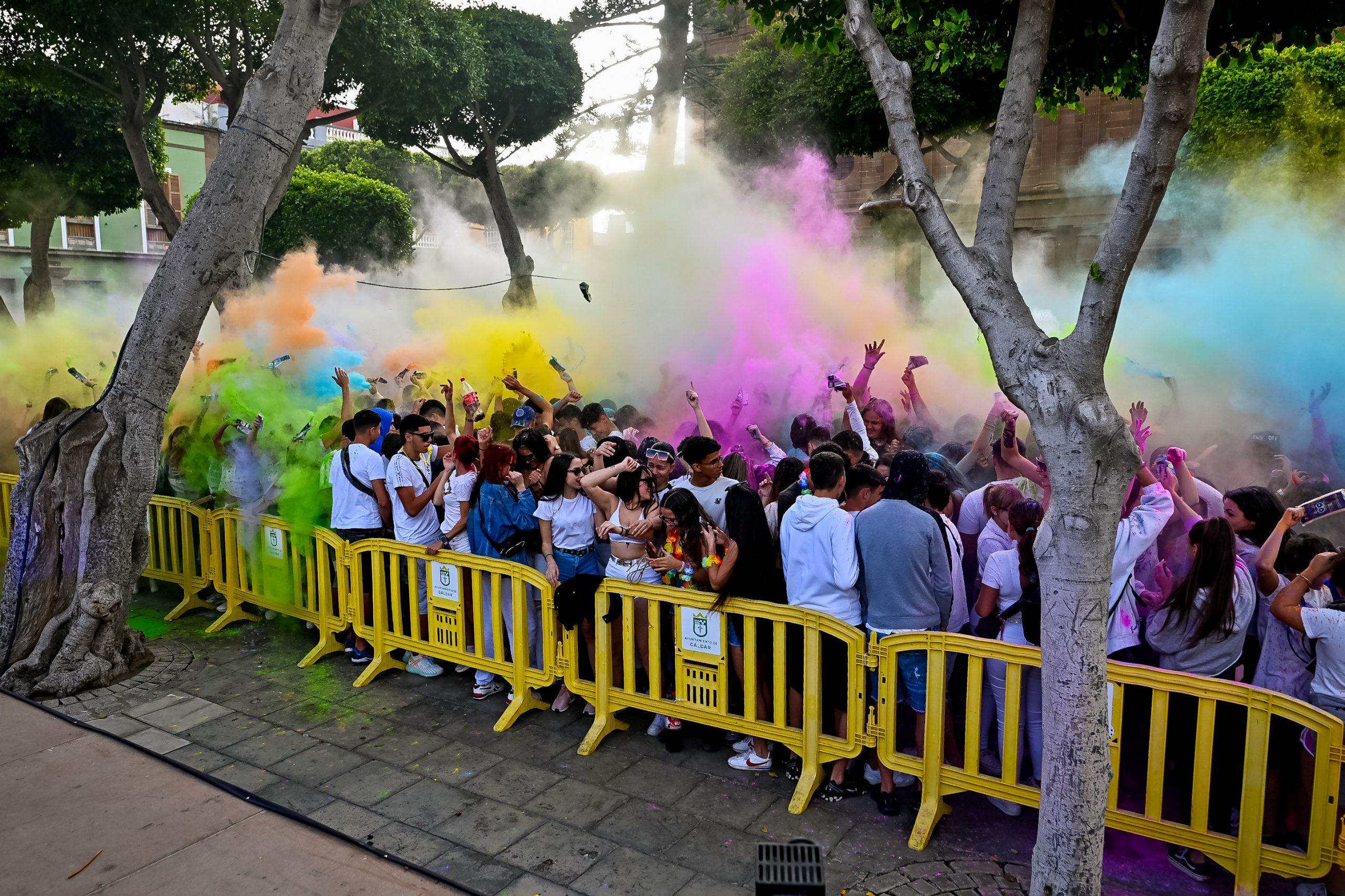 La fiesta de polvos holi llena de color la Plaza de Santiago en el